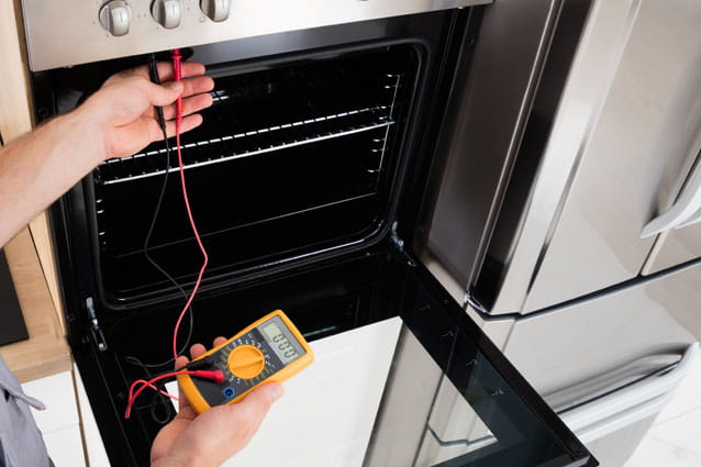 Técnico de reparación de hornos de HomeServe en una cocina