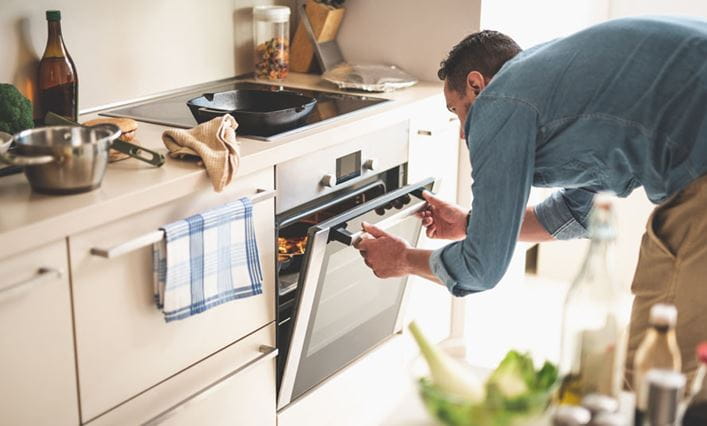 Un horno eléctrico de la marca Samsung con el fondo blanco