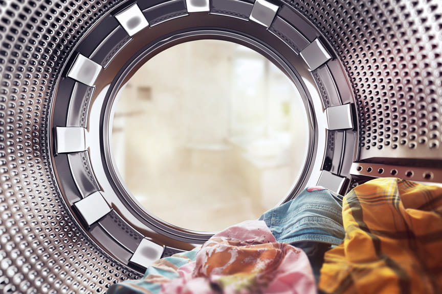 Una lavadora que no centrifuga en una cocina, una de las averías comunes de las lavadoras