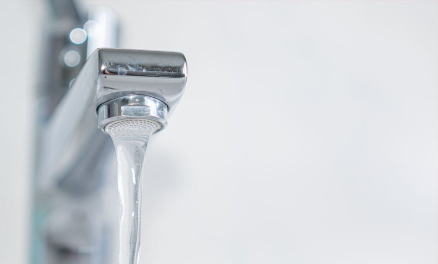 Un grifo de lavabo recién cambiado
