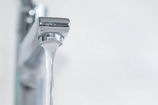 Grifo de agua funcionando después de vaciar un termo electrico