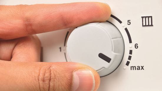 Un técnico haciendo comprobaciones antes de vaciar un calentador eléctrico