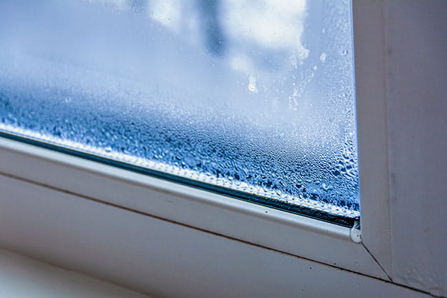 Una ventana en la que se muestra una gran cantidad de humedad por condensacion