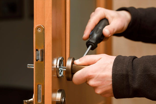 Manitas a domicilio de HomeServe cambiando la manilla de una puerta