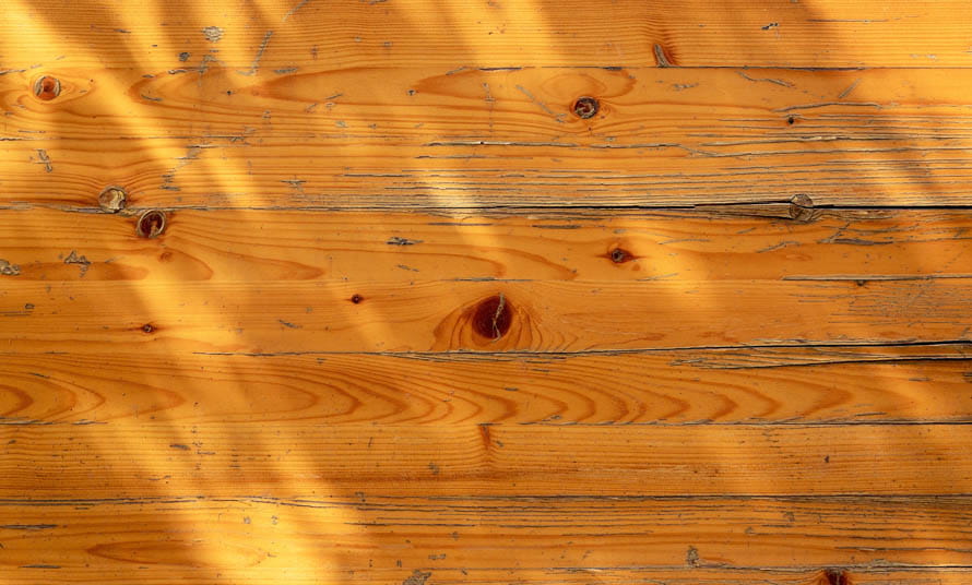 Una mesa de madera con arañazos
