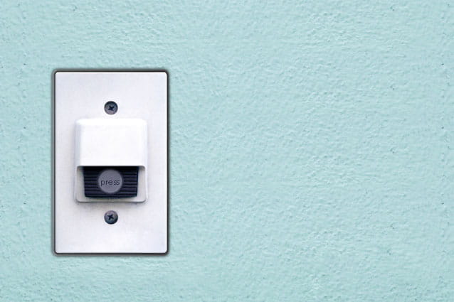 Timbre zumbador para vivienda en el que se puede leer la palabra press