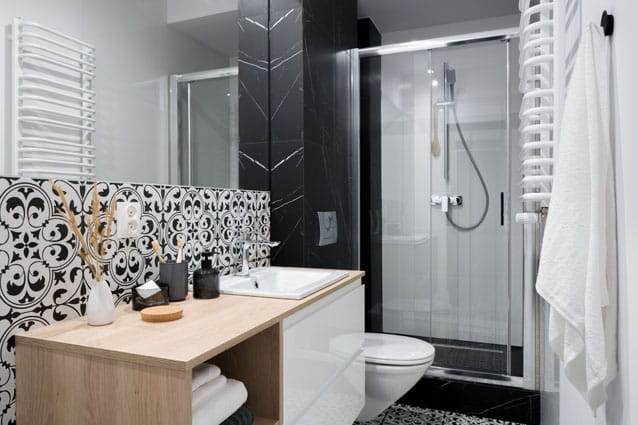 Un mueble de baño con varios cajones con unos tipos de correderas
