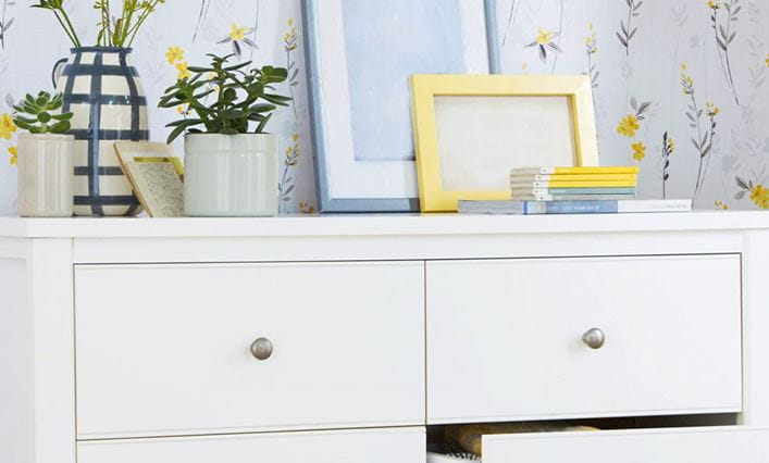 Un mueble que dispone de tres cajones con correderas