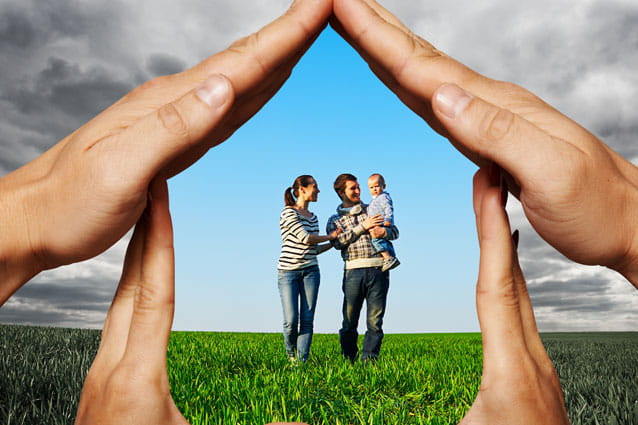 Una familia dentro de la cobertura del seguro de hogar antes de dar de baja