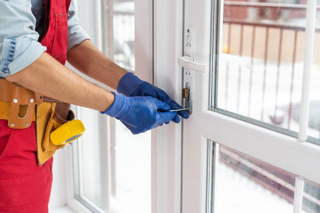 Cerrajero de HomeServe abriendo la puerta de un cliente