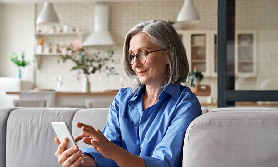 Una señora contratando un seguro de HomeServe de manera online en el móvil