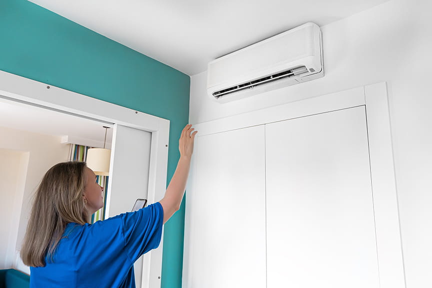 mujer con mando en la habitación