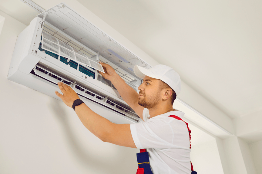 Técnico reparando el aire acondicionado