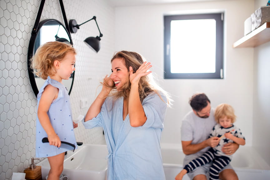 familia-en-bano-confortable-con-caldera