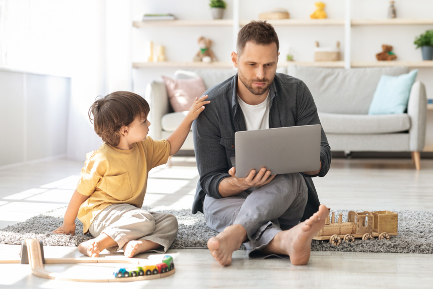 padre-hijo-en-salon-confortable