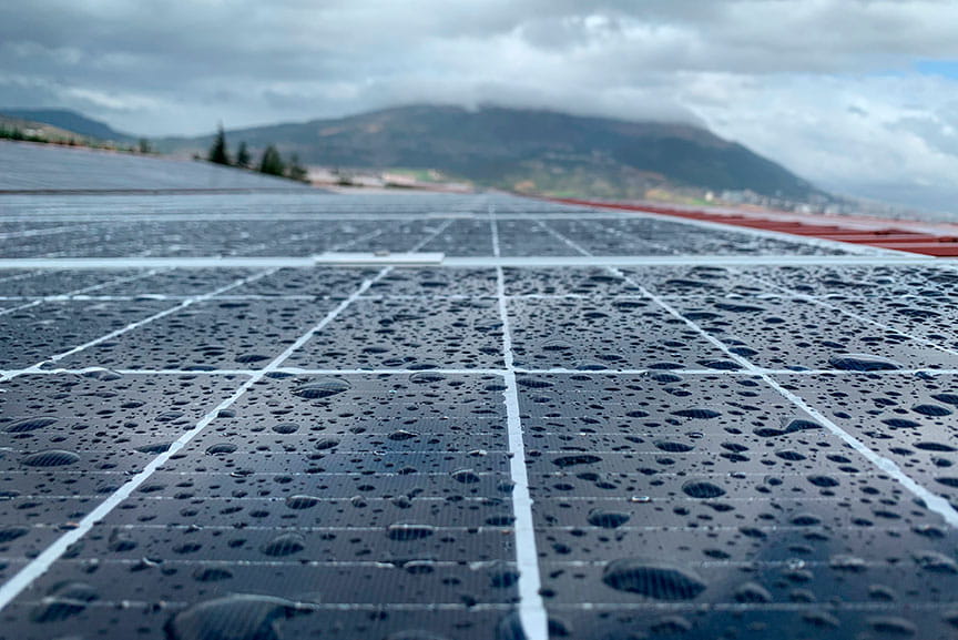 lluvia-limpiando-paneles-solares-para-mejor-rendimiento