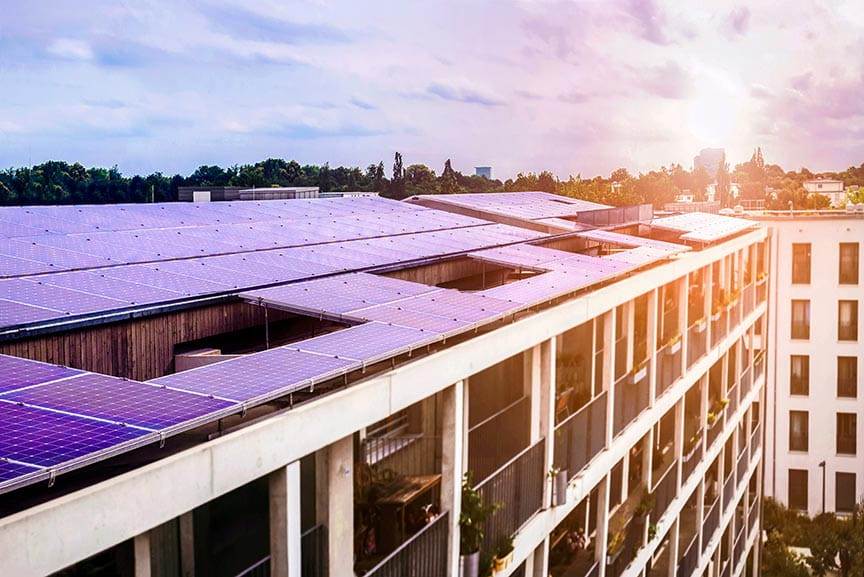 paneles solares encima de un edificio