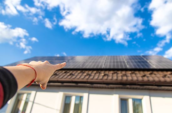 dedo señalando placas solares
