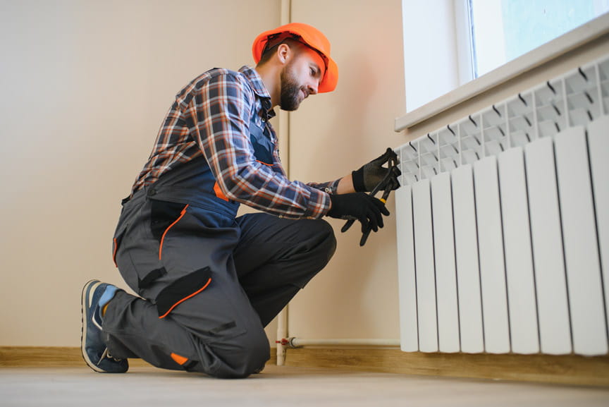 tecnico-profesional-revisando-calefaccion-en-el-hogar
