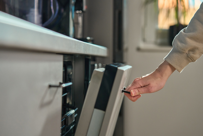 lavavajillas-en-funcionamiento-con-programa-eco-para-ahorrar-energia