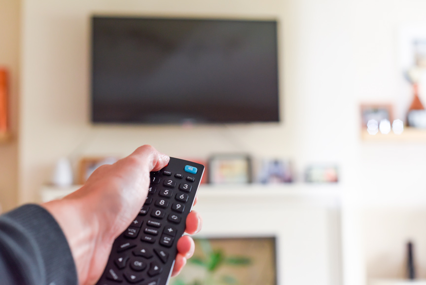 television-y-dispositivos-en-standby-mostrando-consumo-fantasma-en-enchufe