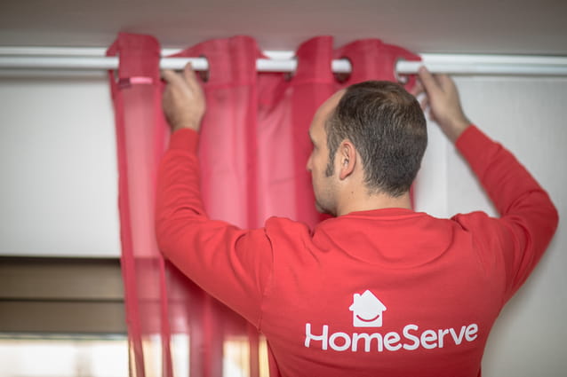 Técnico de HomeServe instalando decoración navideña