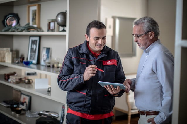 Técnico de HomeServe aconsejando a un cliente sobre aire acondicionado