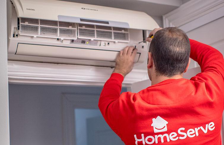 Técnico de HomeServe comprobando el aire acondicionado