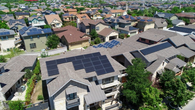 Viviendas con paneles fotovoltaicos para utilizar aire acondicionado solar