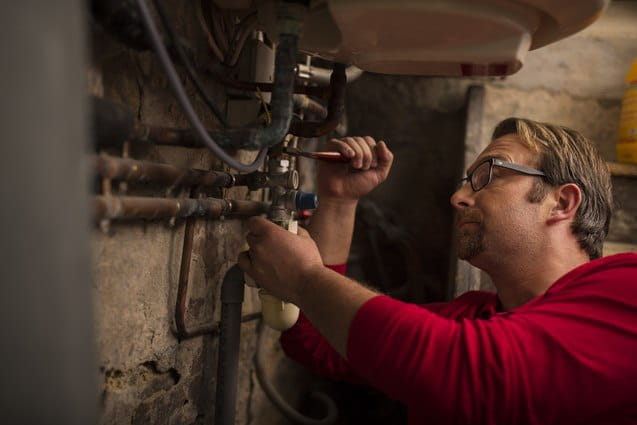 Técnico de calefacción de HomeServe realizando el mantenimiento del circuito