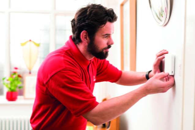 Técnico de HomeServe instalando un termostato de calefacción