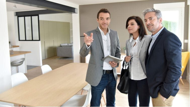 Compradores interesados en adquirir una casa renovada con home staging