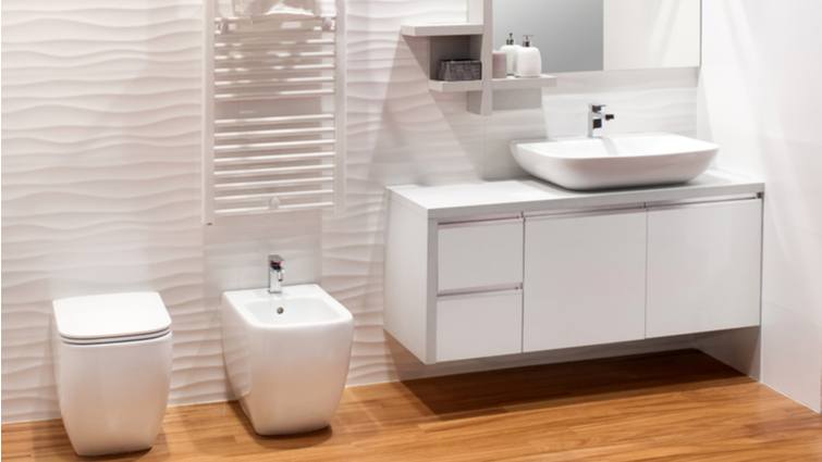 Baño despersonalizado con técnicas de home staging