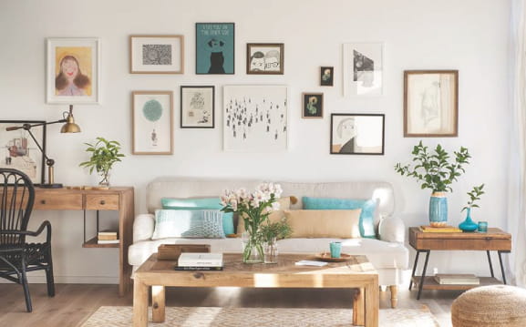 salon decorado con cuadros