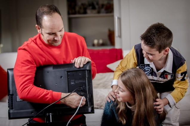 Manitas de HomeServe conectando un televisor