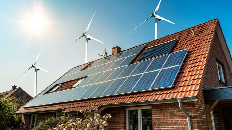 Paneles solares en el tejado de una casa