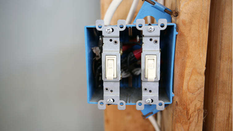 Cables conectados en un interruptor doble sin embellecedor