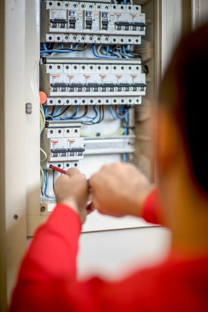 Electricista de HomeServe instalando un cuadro eléctrico