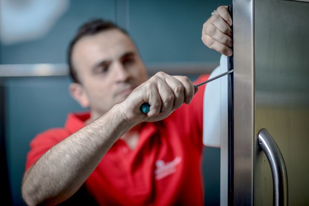 Frigorista de HomeServe reparando un frigorífico