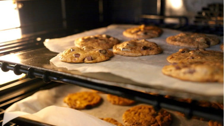 Galletas cocinándose en una bandeja plana de horno