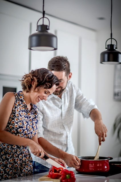 Pareja cocinando con una placa de inducción