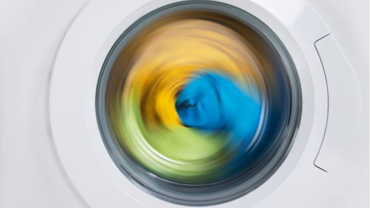 Ropa centrifugando en la lavadora