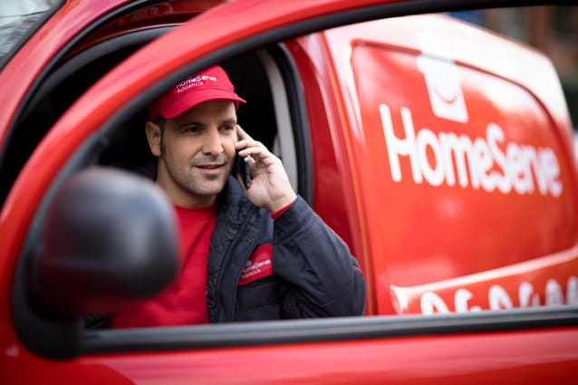 Técnico de electrodomésticos de HomeServe llegando a un domicilio