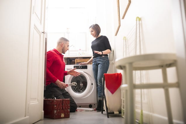 Técnico de HomeServe arreglando una lavadora