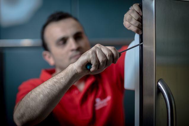 Técnico de HomeServe cambiando la goma de un frigorífico