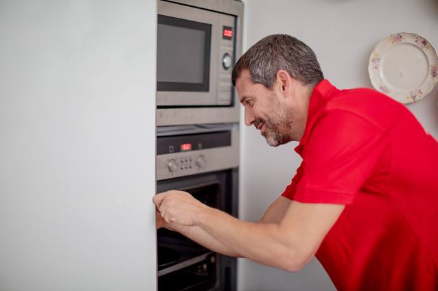 Técnico de HomeServe reparando un horno