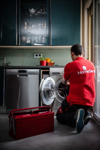 Técnico de HomeServe reparando una lavadora