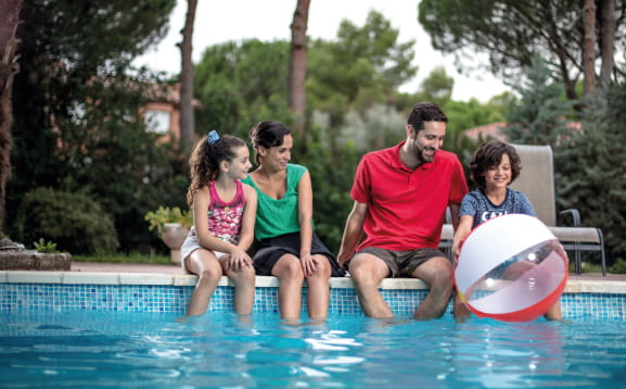 familia en piscina