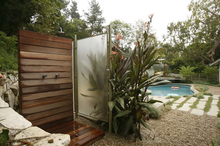 colisión Familiarizarse demandante Las mejores duchas para tu piscina y cómo instalarlas | HomeServe Blog