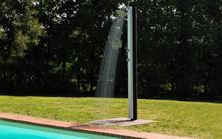 Ducha en piscina